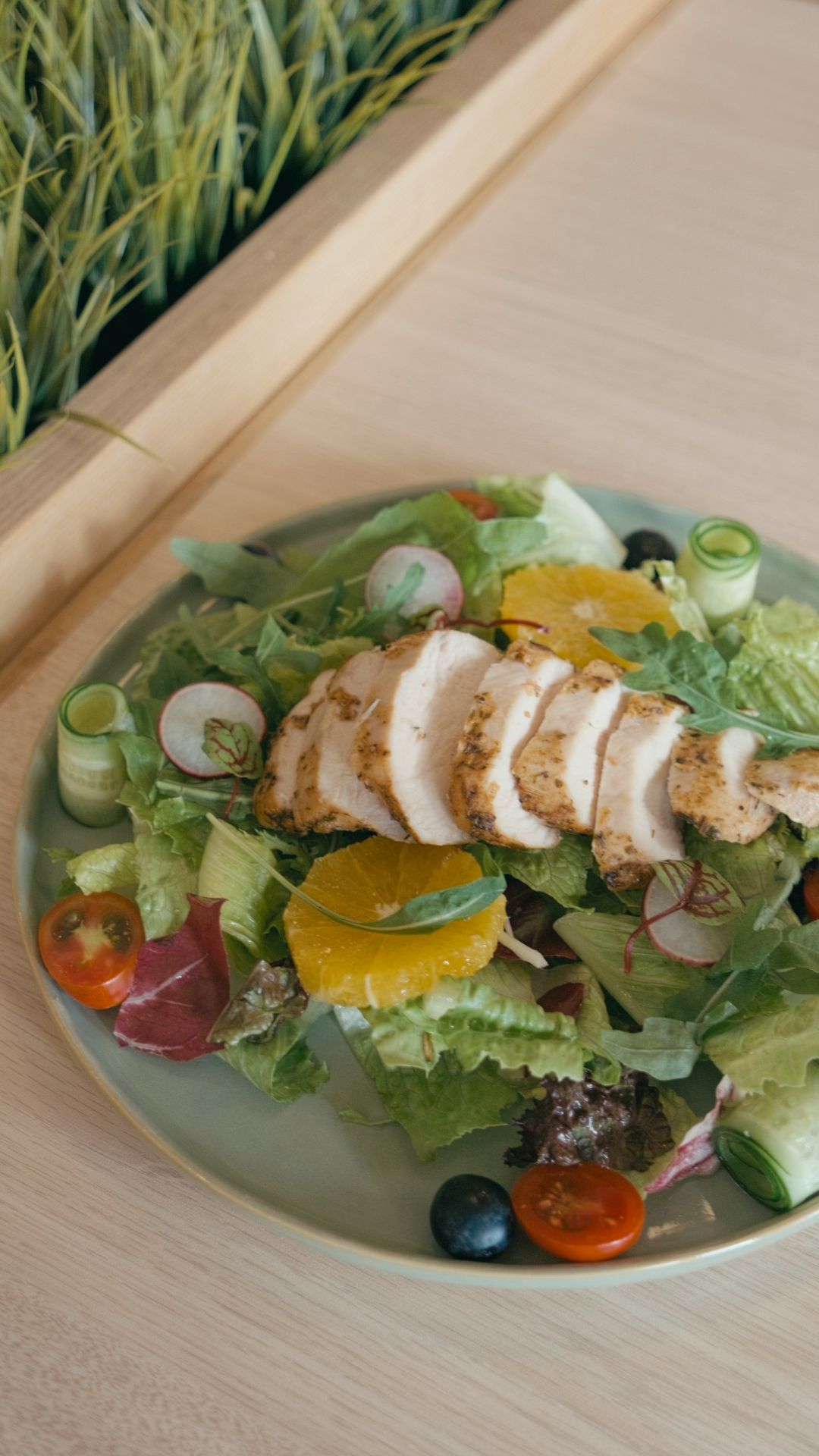 以大量鮮蔬與水果搭配低脂雞胸肉，提供孩子與大人都安心享用的健康選擇。